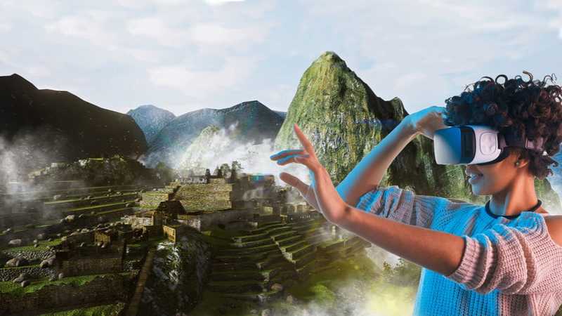 Escena de montañas, nubes y pirámides con una chica con lentes de realidad virtual viviendo la experiencia